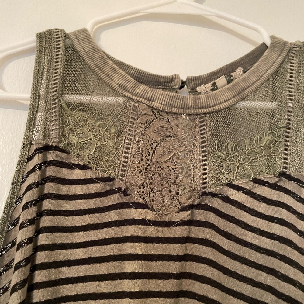 Gimmicks XS Hi Low Semi Sheer Lace Detailed Sleeveless Top